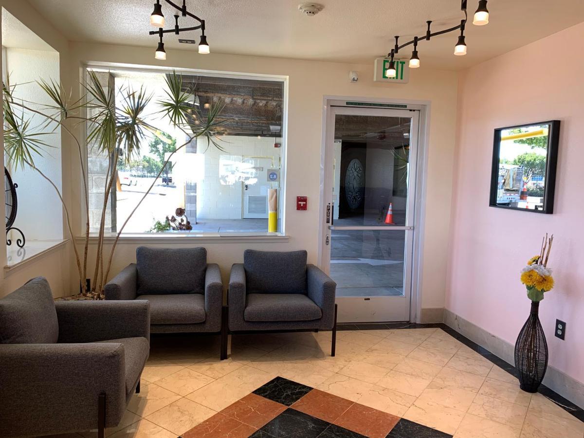 Airport Motel 2*